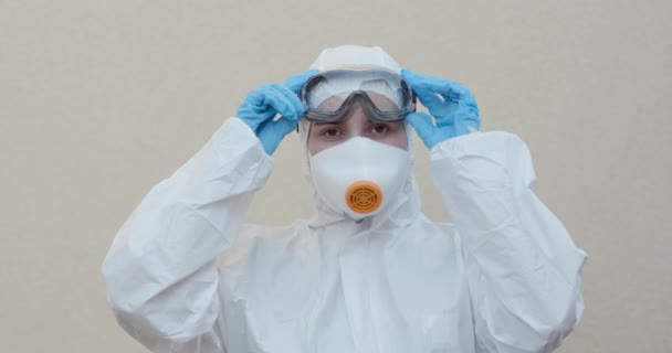 Orvos virológus öltönyben és szemüvegben. Portré epidemiológus védi a betegeket a coronavirus COVID-19 maszkban. Globális világjárvány, Európa, Olaszország, USA — Stock videók