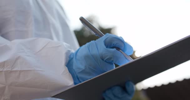 Doctor in protective suit laboratory assistant is working on creating a vaccine. Confident Asian doctor in protective PPE suit — Stock Video