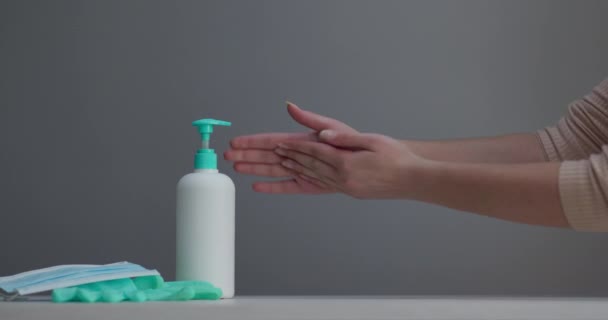 Żel do dezynfekcji rąk natrzeć czyste ręce higieny zapobiegania epidemii wirusa koronawirusa. Kobieta używająca butelki mydła antybakteryjnego. Podróże maski chirurgiczne i żel do dezynfekcji rąk. — Wideo stockowe