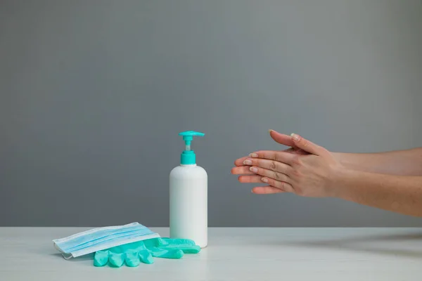Υγιεινότερο τζελ για καθαρή χέρια Υγιεινή Corona Virus Spread Prevention. Γυναίκα Χρησιμοποιώντας Αλκοόλ Τρίψιμο Εναλλακτική λύση για το πλύσιμο των χεριών. — Φωτογραφία Αρχείου