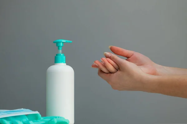Γυναίκα πλύσιμο των χεριών με αλκοόλ τζελ ή αντιβακτηριακό σαπούνι απολυμαντικό. Η έννοια της υγιεινής. Αποτροπή της εξάπλωσης μικροβίων και βακτηρίων και αποφυγή λοιμώξεων από τον ιό του στέμματος. — Φωτογραφία Αρχείου