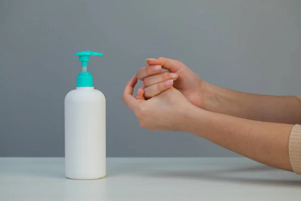 Coronavirus Hand Sanitizer Καθαριστικό Gel για Καθαρά Χέρια Υγιεινή Corona Virus Spread Prevention. Γυναίκα Χρησιμοποιώντας Αλκοόλ Τρίψιμο Εναλλακτική λύση για το πλύσιμο των χεριών. — Φωτογραφία Αρχείου