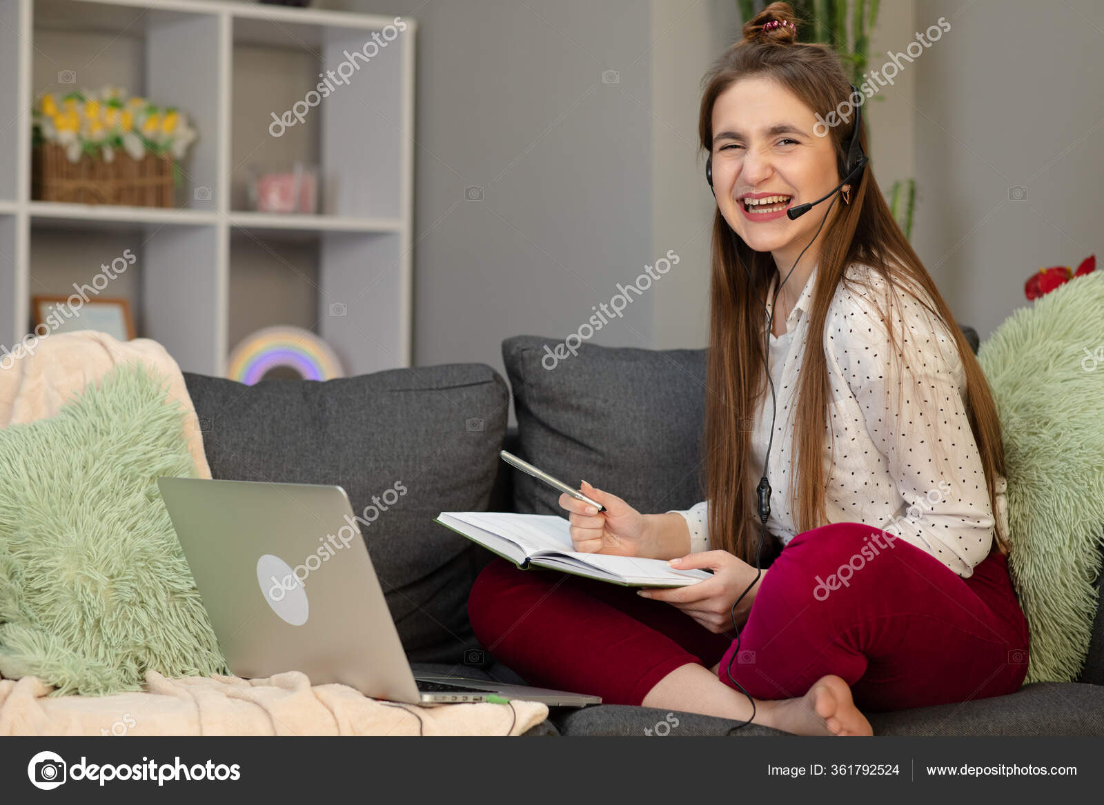 малолетка на вебкамеру Девочка-подросток в наушниках с ноутбуком сидит на кровати. Счастливый  школьник-подросток звонит на компьютер для онлайн-дистанционного обучения,  общаясь с другом через веб-камеру дома — Стоковое фото © uflypro #361792524
