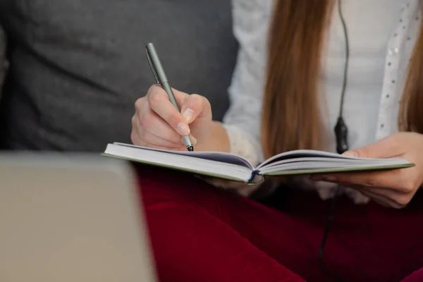 Uśmiechnięta nastolatka w słuchawkach słuchająca notatek z kursu audio, młoda kobieta ucząca się języków obcych, cyfrowa samokształcenie, nauka online, słuchająca muzyki. — Zdjęcie stockowe