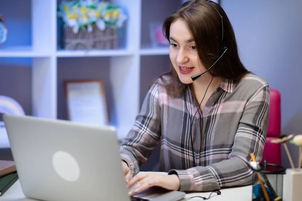 Meisje student dragen koptelefoon studie online met internet leraar leren taal praten op zoek naar laptop, gericht jonge vrouw maken video gesprek bijles schrijven notities, onderwijs concept — Stockfoto