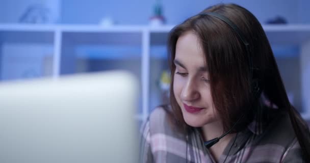 Adolescente estudiante de la escuela que usa auriculares inalámbricos llamada de conferencia en el aprendizaje a distancia portátil en casa. Adolescente colegiala charlando por web cam preparándose para la prueba o examen con el profesor en línea — Vídeos de Stock