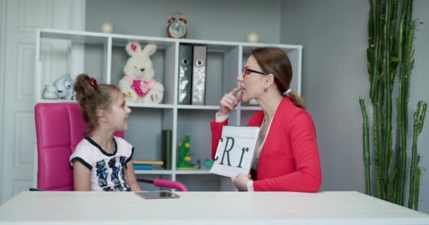 Sprachfähigkeitsproblem Sprachunterricht Konzept. Logopädin bringt den Mädchen bei, den Buchstaben R zu sagen. Sprachtherapeutin unterrichtet Vorschulkind bei der Aussprache — Stockvideo