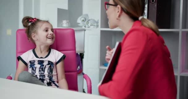 Drôle mignon enfant fille préscolaire apprendre la prononciation avec orthophoniste concept, préscolaire petit enfant ayant problème de voix parler pratique sons articulation pendant la leçon de langue avec l'enseignant — Video