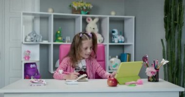 Kafkas ergen kız tablet pc webcam uygulaması kullanarak uzaktan öğretmenle konuşuyor. E-öğrenme ve kendini izole etme. Genç kız tablet internet konferans uygulamasında güzel bayan öğretmenle konuşuyor.