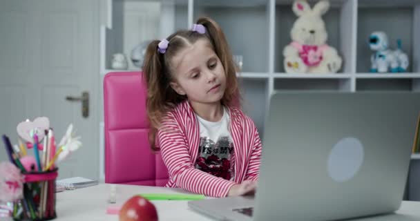 Colegiala con portátil portátil y haciendo la tarea de la escuela. Educación a distancia en línea . — Vídeos de Stock