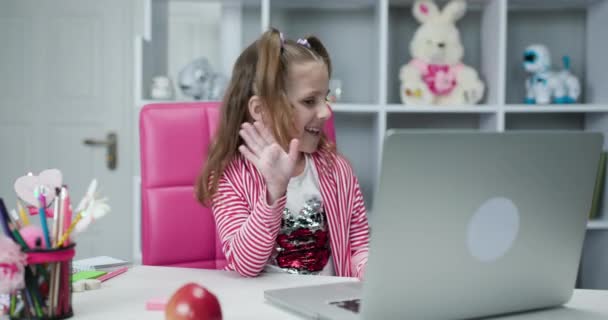 Chica llamando en el ordenador portátil de aprendizaje a distancia en casa. Adolescente chica charlando por web cam preparándose para la prueba o examen con el profesor en línea . — Vídeos de Stock