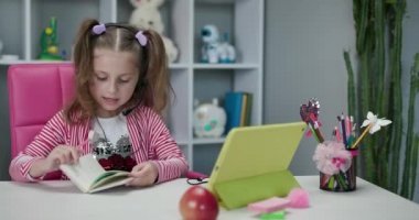 E-öğrenme ve kendini izole etme. Genç kız tablet internet konferans uygulamasında güzel bayan öğretmenle konuşuyor..