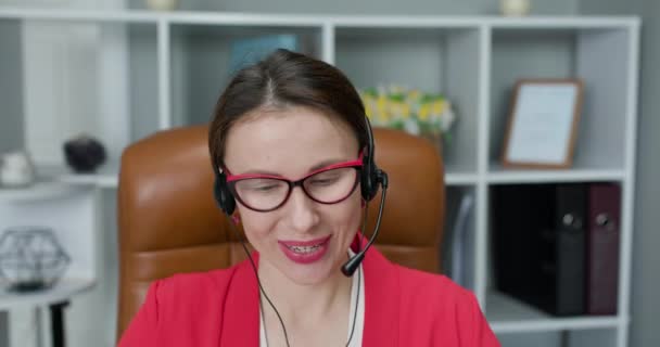 Video chat entrevista de trabajo o curso de idiomas a distancia con el concepto de profesor en línea. Mujer joven feliz usar auriculares que se comunican por llamada de conferencia hablar mirando a la computadora en la oficina en casa . — Vídeos de Stock