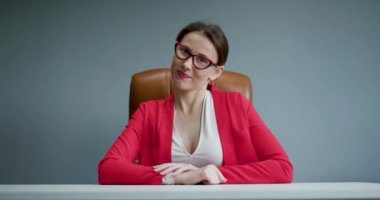 Evde konuşan kadın blogger vlogger görüntülü konuşma yapıyor. Video konferansı yapıyor. Yaşam tarzı blogu blogu kaydediyor.