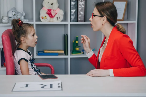 Problema di abilità vocale Parlare Concetto di lezione. Parlare Lingua Terapeuta Insegnamento prescolastico Pronuncia del suono del bambino, balbuzie carino bambino avendo balbuzie . — Foto Stock