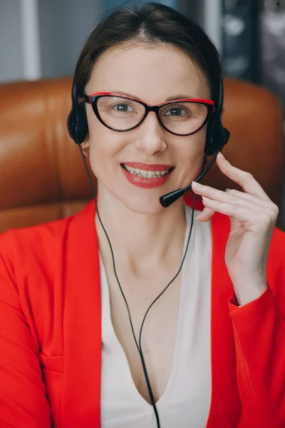 Kulaklık mutlu kadın webinar eğitim de webinar eğitim web kamerası ile konuşan dizüstü bilgisayar yapmak notlar, video konferans çağrısı ile konuşan kız öğrenci, online öğretmen danışmanlık istemci e-koçluk kavramı.