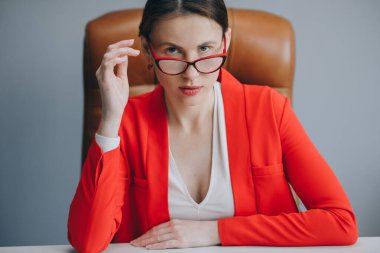 Başarılı bir iş kadını. Kendinden emin ve gülümsüyor.