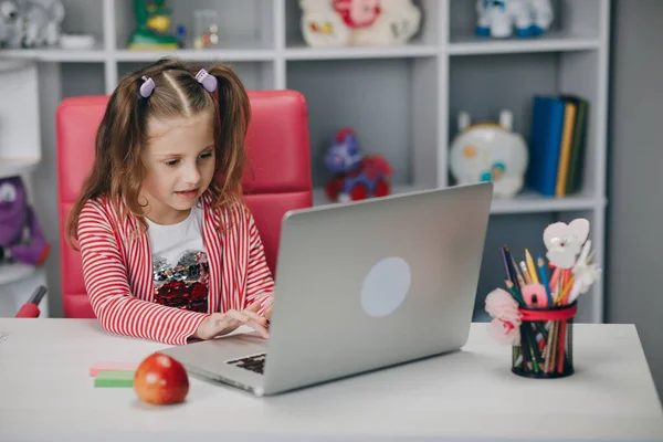 Diz üstü bilgisayardan arayan kız evde öğreniyor. Web kamerasında sohbet eden genç kız çevrimiçi öğretmenle test ya da sınava hazırlanıyor — Stok fotoğraf