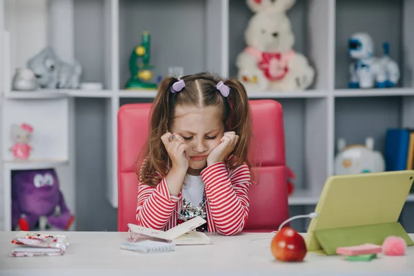 Dívka video hovor on-line přes internet lektor na tabletu, dítě je studium a pozdrav dobré ráno učitel, zatímco sedí v obývacím pokoji doma. — Stock fotografie