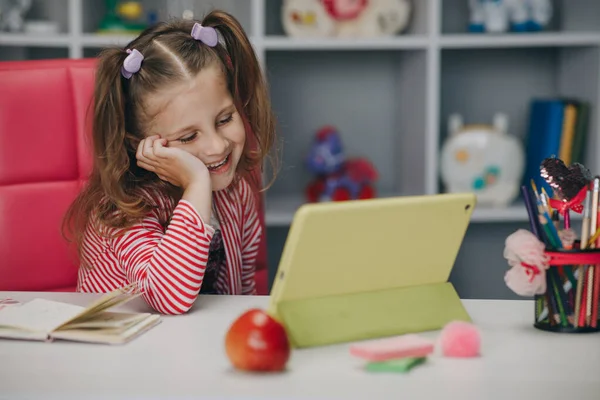 Dijital tablet teknolojisi kullanan meraklı anaokulu çocuğu. Evde internette sörf yapan küçük bir çocuk. Çocuklar teknoloji bağımlılığı kavramı. — Stok fotoğraf