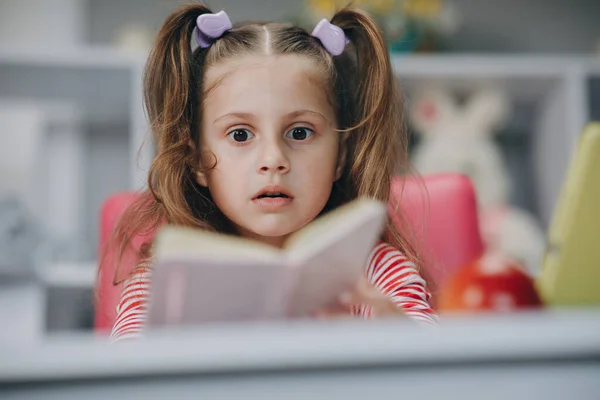 Schattig meisje dat een boek leest — Stockfoto