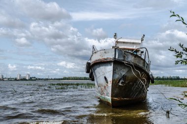 Volga Nehri 'nin kıyısında eski bir gemi duruyor. Kazan, Volga Nehri, Rusya