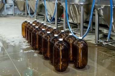 Bira fabrikasındaki bira fıçıları