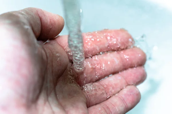 Mão Masculina Lavar Mãos Com Água Pia Fundo Sabão — Fotografia de Stock