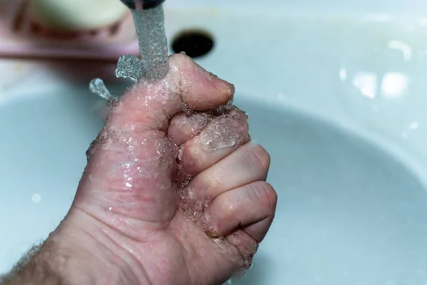 Mână Masculină Spălați Mâinile Apă Chiuvetă Fundal Săpun — Fotografie, imagine de stoc
