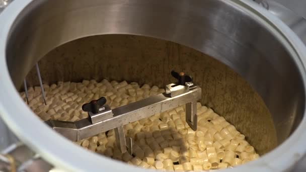 Nalít Velké Množství Marshmallows Nádržky Pivo — Stock video