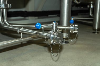 Bira fabrikasının içindeki bira ekipmanları. Kapılar, borular ve musluklar.
