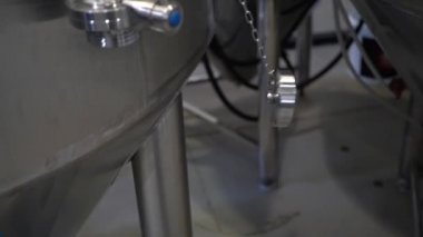 Kapakçık hareketli video. Bira ekipmanları. Bira fabrikasının içinde..