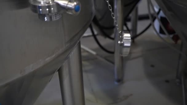 Vídeo Com Movimento Tampa Válvula Equipamento Cerveja Dentro Cervejaria — Vídeo de Stock