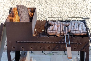 Izgarada kebap pişirmek. Doğada ateşte et pişirmek. Açık hava pikniği.