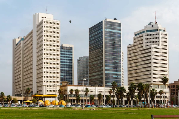 Hochhäuser Tel Aviv Vor Blauem Himmel Und Einem Fliegenden Vogel — Stockfoto
