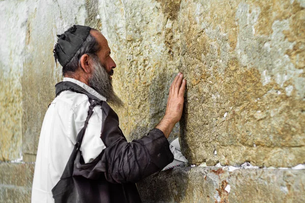 Jerusalem Israil 2019 Ein Mann Zerrissenen Kleidern Berührt Die Klagemauer — Stockfoto
