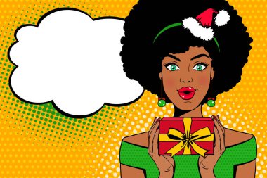 Pop art yüz. Seksi afro Amerikalı kadın ile elleri ve konuşma balonu hediye kutusunda tutan Noel Baba şapkalı ağız açın. Vektör Noel arka planda pop sanat retro çizgi roman tarzı. Parti Davetiyesi.