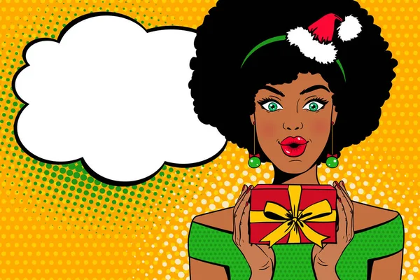 Pop art yüz. Seksi afro Amerikalı kadın ile elleri ve konuşma balonu hediye kutusunda tutan Noel Baba şapkalı ağız açın. Vektör Noel arka planda pop sanat retro çizgi roman tarzı. Parti Davetiyesi.