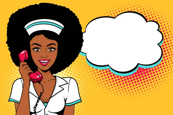 Wow wajah seni pop. Sexy mengejutkan wanita afrika muda dengan seragam perawat memegang handset telepon tua dengan senyum terbuka dan gaya rambut afro. Latar belakang vektor terang dalam gaya komik retro seni pop . - Stok Vektor