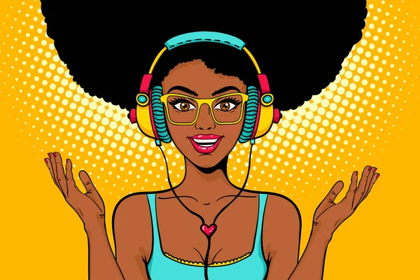 若いセクシーなアフリカ系アメリカ人の黒人女性音楽を聴くと、彼女の手の広がりのヘッドフォンで開いて笑顔で。ポップなアート レトロ コミック スタイルのベクトル明るい背景。パーティの招待状ポスター. — ストックベクタ