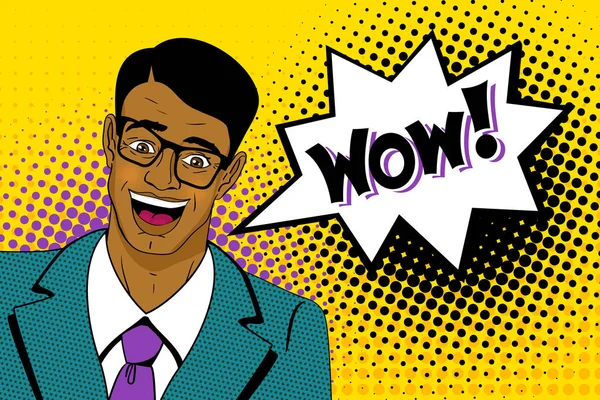 Wow pop art man. Feliz joven guapo sorprendido hombre en gafas y traje con boca abierta, con piel oscura y burbuja del habla. Vector colorido fondo de dibujos animados en el arte pop retro estilo cómico . — Archivo Imágenes Vectoriales