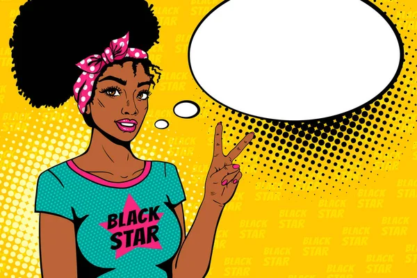 Une fille comique. Sexy femme hippie afro-américaine en t-shirt avec Black Star texte sourit et montre signe de victoire et bulle de parole vide. Fond vectoriel coloré dans le style rétro pop art comique . — Image vectorielle