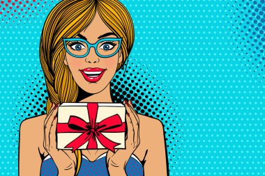 Pop sanat yüz Vay. Genç seksi sarışın kadın gözlük parlak hediye kutusu nokta arka planda tutarak açık gülümseme ile şaşırttı. Vektör çizim retro komik pop sanat tarzı. Hediye sertifikası şablonu.