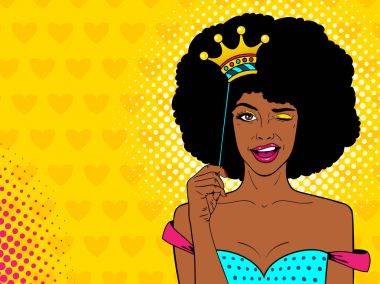 Pop art yüz. Gülümseyen ve kalpleri arka plan üzerinde göz kırpıyor komik kağıt taç sopa üzerinde tutan genç seksi Afrikalı-Amerikalı kadın. Vektör çizim retro çizgi roman tarzı. Tatil Partisi Davetiyesi poster.