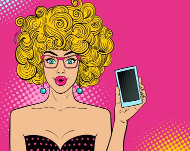 Pop art kadın yüzü Vay. Gözlüklü seksi sürpriz genç kadın açık ağız ve akıllı telefon elinde tutan sarı saçlı. Vektör parlak arka planda pop sanat retro komik tarzı.