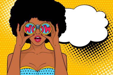 Pop sanat yüz Vay. Seksi sürpriz Afrikalı kadın ile dürbün yazıt wow içinde yansıma ve konuşma balonu ellerini tutarak ağız açın. Vektör renkli arka planda pop sanat retro komik tarzı.