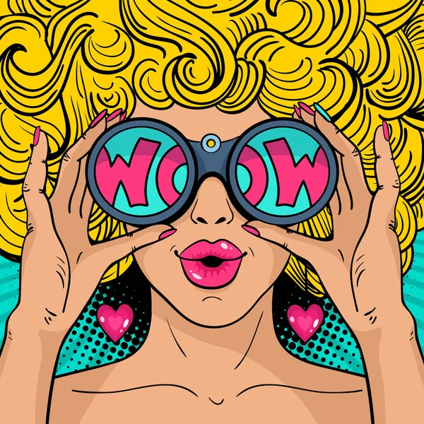 Wow faccia pop art. Sexy donna sorpresa con i capelli biondi ricci e la bocca aperta che tiene il binocolo tra le mani con iscrizione wow in riflessione. Vettoriale sfondo colorato in stile pop art retrò comico . — Vettoriale Stock