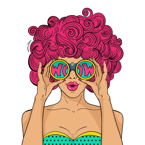 Cara. Sexy mulher surpreso com cabelo encaracolado rosa e boca aberta mantém binóculos em suas mãos com wow inscrição na reflexão. Objeto vetorial em estilo pop art retro isolado em fundo branco . — Vetor de Stock