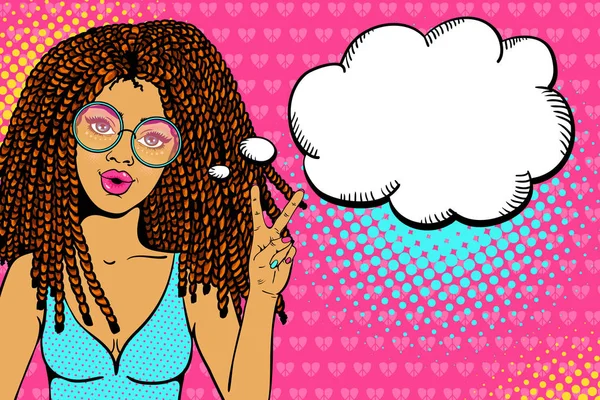 Pop art visage féminin. Sexy jeune femme hippie avec dreadlocks dans des lunettes rondes montre signe de victoire et bulle de parole vide. Fond vectoriel coloré dans le style rétro pop art comique . — Image vectorielle