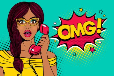 Pop art kadın yüzü Vay. Seksi sürpriz genç kadın gözlük açık ağızlı holding eski telefon ahizesi ve Omg! konuşma balonu. Vektör parlak arka planda pop sanat retro komik tarzı.